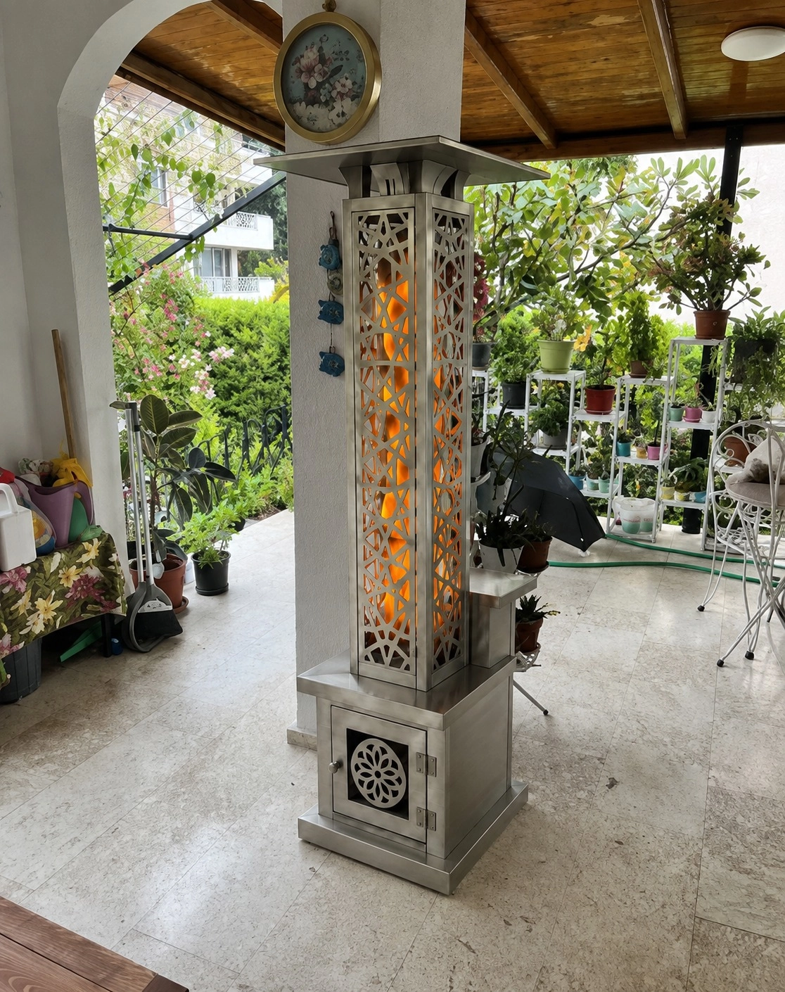 Tartı üzerinde 15 kg pelet torbası ve yanında çalışan pelet soba